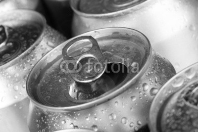 Africa Studio, Top of open wet beer can close up (öffnen, nass, bier, dose, alkohol, hintergrund, getränke, flasche, blase, stöpsel, mütze, feiern, feier, apfelwein, close-up, kalt, kondenswasser, container, kühl, tau, trinken, tröpfchen, fallen lassen, front, glas, grau, grau, lagerbie)