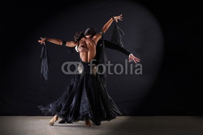air, Latino dancers in ballroom against on black background (aktion, balance, ballerina, ballett, schöner, kühl, paar, tanzen, tänzer, eleganze, aufgaben, gestalten, weiblich, mädchen, männlich, mann, modern, bewegung, movement, moving, aufführung, künstler, posieren, posing, kompetenz, sport, stunts, sti)