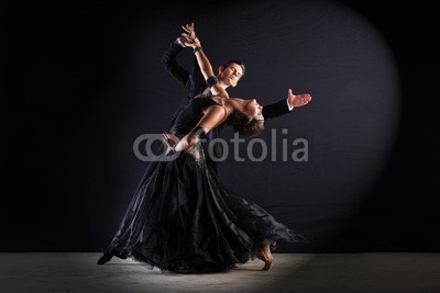 air, Latino dancers in ballroom isolated on black (aktion, balance, ballerina, ballett, schöner, kühl, paar, tanzen, tänzer, eleganze, aufgaben, gestalten, weiblich, mädchen, männlich, mann, modern, bewegung, movement, moving, aufführung, künstler, posieren, posing, liebe, stil, frau, jung, 20)