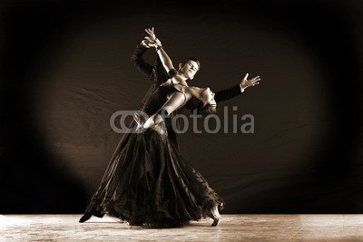 air, Latino dancers in ballroom isolated on black (aktion, balance, ballerina, ballett, schöner, kühl, paar, tanzen, tänzer, eleganze, aufgaben, gestalten, weiblich, mädchen, männlich, mann, modern, bewegung, movement, moving, aufführung, künstler, posieren, posing, liebe, stil, frau, jung, 20)