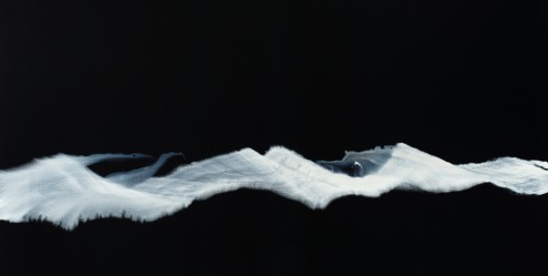 Andreas Jungk, Floating Mountain (Abstrakte Malerei, Bewegung, Fließend, Gebirge, Kontrast, Büro, Wohnzimmer, Treppenhaus, Zeitgenössisch, Wunschgröße, schwarz/weiß)