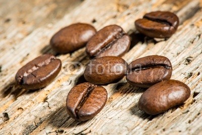 AK-DigiArt, Kaffeebohnen auf Holzbrett - Detailaufnahme (bohne, details, close-up, geschmack, trinken, holz, holzbrett, kaffee, kaffeeautomat, makro, geröstet, alt, aroma, aromatisch, bohne, braun, dunkel, geröstet, colour, flüssigkeit, frisch, koffein, morgens, natürlich, rustikal, schaufelbagge)