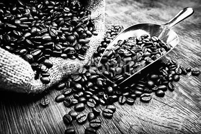 AK-DigiArt, Kaffeebohnen im Sack mit Schaufel - SW (alt, aroma, aromatisch, bohne, braun, dampf, dunkel, gerÃ¶stet, essen, tassen, colour, flÃ¼ssigkeit, frisch, geschmack, gerÃ¶stet, holz, kaffee, koffein, morgens, natÃ¼rlich, rauch, rustikal, bohne, schaufelbagger, expressotasse, groÃŸ, glassur, crem)