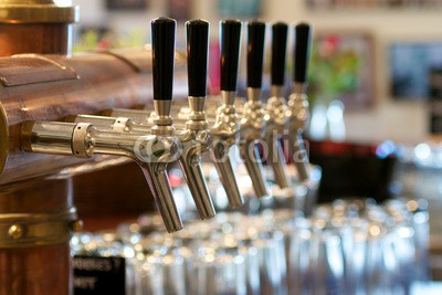AK-DigiArt, Zapfanlage (bar, bedienung, bier, catering, fass, gastronomie, trinken, hell, kellner, restaurant, zapfen, ausschütten, business, chrome, kupfer, hintergrund, verschwommen, karte, getränkekarte, trinken, glas, kristalle, zapfen, münchen, gasthaus, schwarz, bronze)