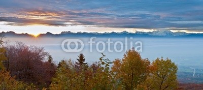 akulamatiau, Swiss Forest Autumn  View (Wunschgröße, Fotografie, Photografie, Landschaft, Natur, Wald, Bäume, Nebel, Dunst, Herbst, Himmel, Wolken, Panorama, Wohnzimmer, Büro, Wellness, Ruhe, Entspannung, bunt)