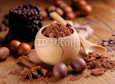 al62, cacao in polvere nel piccolo contenitore di legno (kakao, pulverförmig, schokolade, süss, herb, close-up, antioxidans, auserlesen, genuss, lieblich, kalorien, kalorienreich, essen, ernährung, essen, nährstoffe, nuss, zimt, sternanis, diät, versuchung, braun, teig, lösbar, holz, löffeln, güt)