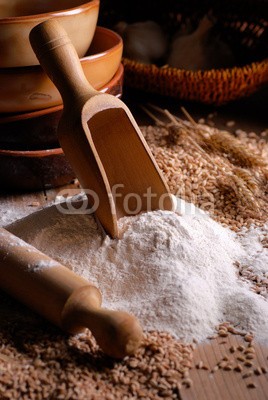 al62, farina di grano duro con utensili di legno (mehl, weizen, weiß, ernährung, kohlenhydrate, getreide, bäckerei, brot, pasta, landwirtschaft, getreide, zerhackt, pulverförmig, kleie, hartweizen, mühlen, gluten, essen, ungekocht, zutaten, kerne, küche, nudelholz, gesundheit, gesund)