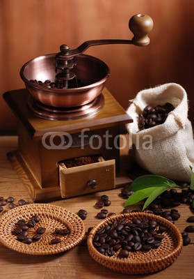 al62, macinino in legno con chicchi di caffè (kaffeemühle, kaffeemühle, holz, kaffee, alt, traditionell, braun, aroma, frisch, mühlen, isoliert, alt, einfach, kerne, kerne, same)