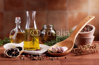 al62, olio di oliva aromatizzato (öl, oliven, organisch, biologisch, glas, küche, kochen, zutaten, gesundheit, gesunde, flüssig, mittelmeer, natur, geschmack, tradition, jungfrau, holz, essen, landwirtschaft, zu dick, vitamine, antioxidans, aroma, knoblauch, rosmarin, pfeffer, krau)