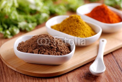al62, paprika piccante ed altre spezie sul tavolo di legno (paprika, gewürz, gewürz, aroma, würze, herde, haufen, zutaten, würzig, pulverförmig, samen, essen, essen, koche)