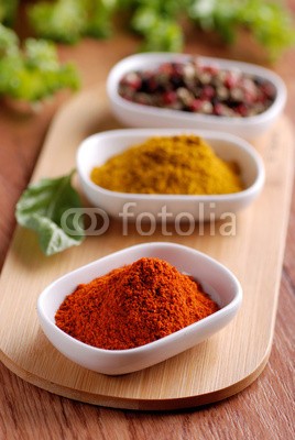 al62, peperoncino macinato ed altre spezie sul tavolo di legno (gewürz, aroma, würze, herde, haufen, zutaten, würzig, pulverförmig, samen, essen, essen, kochen, chilies, gewürz, zerhack)