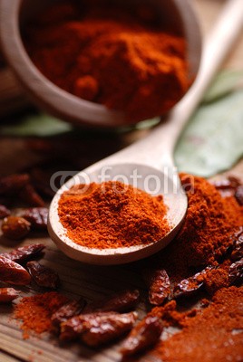 al62, peperoncino macinato sul tavolo di legno (chilies, rot, zerhackt, pulverförmig, gewürz, gewürz, close-up, aroma, würzig, schüssel, löffeln, küche, kochen, zutaten, würze, trocken, hol)