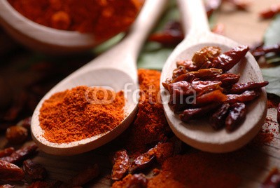 al62, peperoncino macinato sul tavolo di legno (chilies, rot, zerhackt, pulverförmig, gewürz, gewürz, close-up, aroma, würzig, schüssel, löffeln, küche, kochen, zutaten, würze, trocken, hol)