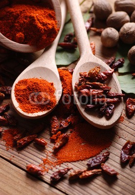 al62, peperoncino macinato sul tavolo di legno (chilies, rot, zerhackt, pulverförmig, gewürz, gewürz, close-up, aroma, würzig, schüssel, löffeln, küche, kochen, zutaten, würze, trocken, hol)