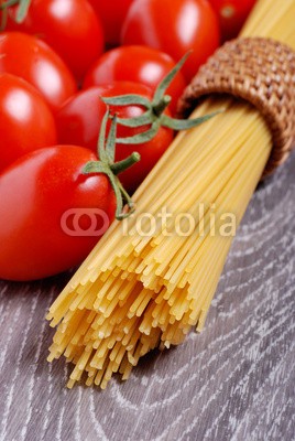 al62, spaghetti e pomodoro sul tavolo di legno (pasta, tomaten, nudel, makkaroni, italien, mittelmeer, diät, zutaten, kohlenhydrate, essen, ernährung, essen, küche, essen, roh, tradition, gel)