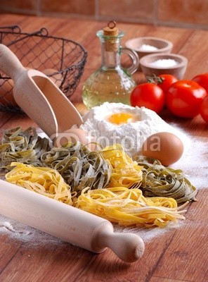 al62, tagliatelle all'uovo con ingredienti - due (tagliatelle, ei, ei, pasta, makkaroni, frisch, roh, gestalten, stroh, heu, mehl, küche, kochen, nudelholz, essen, essen, ernährung, essen, essen, italien, italienisch, italienisch, tradition, spaß, eater, rezepte, plank, abendessen, fettuccine, diä)