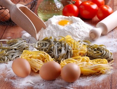 al62, tagliatelle all'uovo con ingredienti - quattro (tagliatelle, ei, ei, pasta, makkaroni, frisch, roh, gestalten, stroh, heu, mehl, küche, kochen, nudelholz, essen, essen, ernährung, essen, essen, italien, italienisch, italienisch, tradition, spaß, eater, rezepte, plank, abendessen, fettuccine, diä)