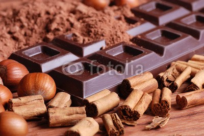 al62, tavoletta di cioccolato con cacao in polvere - due (schokolade, kakao, schwarz, schmelzend, tablet, herb, sucht, braun, blockade, teig, kalorien, lieblich, details, haselnuss, zimt, eater, diät, fett, essen, feinschmecker, ernährung, nährstoffe, kalorienreich, pulverförmig, klotz, zutaten, spaß, imbis)