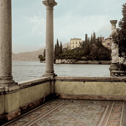 Alan Blaustein, Giardino Vista Varenna (Fotografie, Nostalgie, Säule, Terrasse, Seeblick, Italien, See, Como, Wohnzimmer, Restaurant, Wunschgröße, bunt)