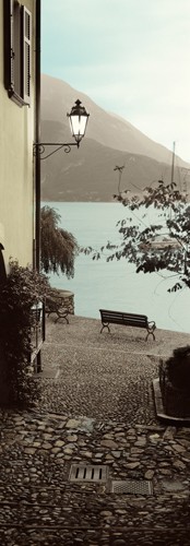 Leinwandbild Alan Blaustein, Panchina di Lago (Fotografie, Nostalgie, Gasse, Bank, Seeblick, Italien, See, Como, Wohnzimmer, Restaurant, Wunschgröße, bunt)