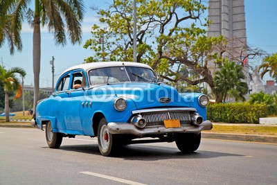 ALEKSANDAR TODOROVIC, American classic cars in Havana. (50s, american, antikes, kfz, personenwagen, autos, karibik, chevrolet, classic, kolonial, cuba, kubaner, kultur, tage, tageszeiten, fassade, 50s, grün, havana, erbschaft, urlaub, alt, old-timer, old-timer, retro, straße, reisender, fremdenverkehr, tax)