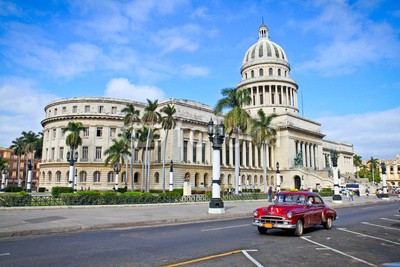 ALEKSANDAR TODOROVIC, Classic cars in front of the Capitol  in Havana. Cuba (american, antikes, architektur, attraktion, kfz, gebäude, capital, capitol, autos, karibik, stadt, stadtlandschaft, classic, cuba, kubaner, kultur, tage, kuppel, äusseres, berühmt, havana, historisch, orientierungspunkt, lateinisch, monuments, al)