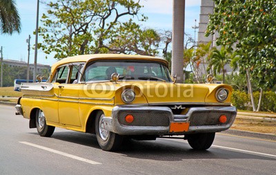 ALEKSANDAR TODOROVIC, Classic Oldsmobile in Havana. (amerika, american, antikes, personenwagen, kfz, bar, cabs, autos, karibik, chrome, stadt, stadtlandschaft, classic, cuba, kubaner, fahrer, berühmt, front, grill, havana, urlaub, icon, orientierungspunkt, lateinisch, life, alt, person, restaurant, retr)