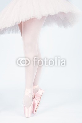 Alta Oosthuizen, A ballet dancer standing on toes while dancing artistic conversi (weiblich, ballett, tänzer, eleganze, balance, aufführung, stehendes, ballerina, tanzen, künstler, schöner, erwachsen, posieren, schuh, gnade, beine, weiblichkeit, kunst, dancing, posing, studio, kompetenz, frau, zehe, classic, füße, pantoffel, akti)