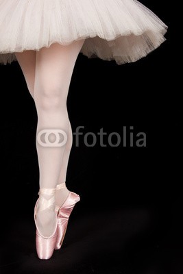 Alta Oosthuizen, A ballet dancer standing on toes while dancing artistic conversi (weiblich, ballett, tänzer, eleganze, balance, aufführung, stehendes, ballerina, tanzen, künstler, schöner, posieren, schuh, gnade, beine, weiblichkeit, kunst, dancing, studio, kompetenz, frau, zehe, classic, füße, pantoffel, schleife, zeigen, klassi)