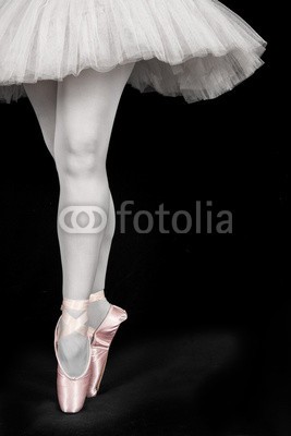 Alta Oosthuizen, A ballet dancer standing on toes while dancing artistic conversi (weiblich, ballett, tänzer, eleganze, balance, aufführung, stehendes, ballerina, tanzen, künstler, schöner, posieren, schuh, gnade, beine, weiblichkeit, kunst, dancing, studio, kompetenz, frau, zehe, classic, füße, pantoffel, schleife, zeigen, klassi)