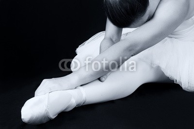 Alta Oosthuizen, Ballerina sit down on floor to put on slippers prepare  for perf (ballett, ballerina, tänzer, hand, eleganze, boden, beine, sitzend, frau, mädchen, studio, weiblich, gnade, erwachsen, pantoffel, schönheit, sport, professionell, kostüm, schöner, weiß, feinfühlig, hübsch, fessel, weiblichkeit, künstler, pantoffe)