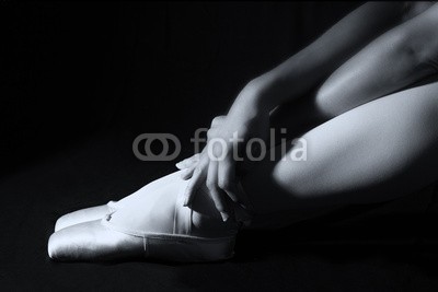 Alta Oosthuizen, Ballerina sit down on floor to put on slippers prepare  for perf (ballett, ballerina, tänzer, hand, eleganze, boden, beine, sitzend, frau, mädchen, studio, weiblich, gnade, erwachsen, pantoffel, schönheit, sport, professionell, kostüm, schöner, weiß, feinfühlig, hübsch, fessel, weiblichkeit, künstler, pantoffe)