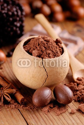 al62, cacao in polvere nel piccolo contenitore di legno (kakao, pulverförmig, schokolade, süss, herb, close-up, antioxidans, auserlesen, genuss, lieblich, kalorien, kalorienreich, essen, ernährung, essen, nährstoffe, nuss, zimt, sternanis, diät, versuchung, braun, teig, lösbar, holz, löffeln, güt)