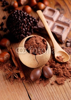 al62, cacao in polvere nel piccolo contenitore di legno (kakao, pulverförmig, schokolade, süss, herb, close-up, antioxidans, auserlesen, genuss, lieblich, kalorien, kalorienreich, essen, ernährung, essen, nährstoffe, nuss, zimt, sternanis, diät, versuchung, braun, teig, lösbar, holz, löffeln, güt)