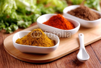 al62, curry ed altre spezie sul tavolo di legno (gewürz, aroma, würze, herde, haufen, zutaten, würzig, pulverförmig, samen, essen, essen, kochen, striegeln, gewür)