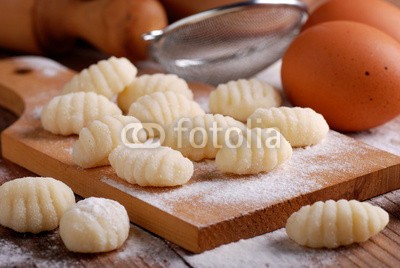 al62, gnocchi di patate fatti in casa sul tagliere (gnocchi, kartoffel, mehl, italien, italienisch, küche, essen, vorbereitung, frisch, tradition, ernährung, kochen, zutaten, italienische küche, schneidebrett, holz, selbstgemacht, haufe)