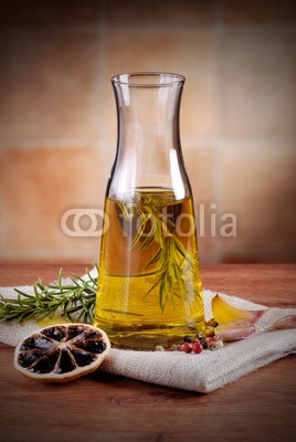al62, olio di oliva aromatizzato (öl, oliven, organisch, biologisch, glas, küche, kochen, zutaten, gesundheit, gesunde, flüssig, mittelmeer, natur, geschmack, tradition, jungfrau, holz, essen, landwirtschaft, zu dick, vitamine, antioxidans, aroma, knoblauch, rosmarin, pfeffer, krau)