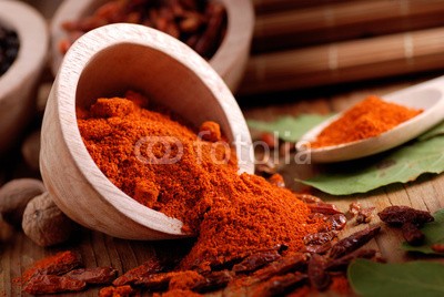 al62, peperoncino macinato sul tavolo di legno (chilies, rot, zerhackt, pulverförmig, gewürz, gewürz, close-up, aroma, würzig, schüssel, löffeln, küche, kochen, zutaten, würze, trocken, hol)