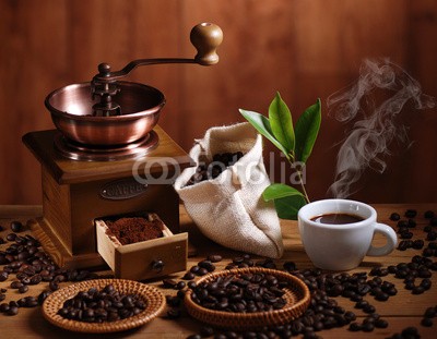 al62, tazza di caffè espresso con macinino in legno (kaffee, espresso, tassen, kaffeetasse, kerne, kerne, aroma, kaffeemühle, kaffeemühle, tradition, traditionell, warm, koffein, trinken, frisch, grillparty, rösten, holz, duftend, schwarz, pause, frühstücken, braun, italienisch, flavou)