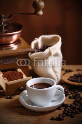 al62, tazza di caffè espresso con macinino in legno (kaffee, espresso, tassen, kaffeetasse, kerne, kerne, aroma, kaffeemühle, kaffeemühle, tradition, traditionell, warm, koffein, trinken, frisch, grillparty, rösten, holz, duftend, schwarz, pause, frühstücken, braun, italienisch, flavou)