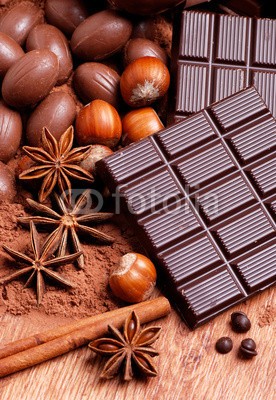 al62, uova pasquali e cioccolato assortito sul tavolo di legno (schokolade, schokoladentafel, ei, ostern, lieblich, güte, versuchung, party, ostern, nachspeise, tradition, traditionell, teig, schmelzend, süss, herb, süßwaren, imbiss, braun, schokoladentafel, haselnuss, sternani)