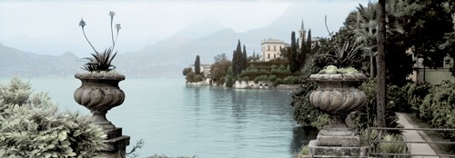 Alan Blaustein, Lakeside Urns (Fotografie, Nostalgie, Blumenschalen, Seeblick, Italien, See, Wohnzimmer, Restaurant, Wunschgröße, bunt)