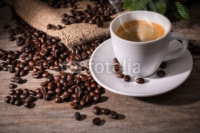 Alexander Raths, Cup of coffee and coffee beans on wooden background (tassen, mug, bohne, schwarz, hot, frisch, aroma, close-up, korn, kaffee, braun, getrÃ¤nke, trinken, aromatisch, morgens, espresso, dunkel, hintergrund, frÃ¼hstÃ¼cken, dampf, cafeteria, hÃ¶lzern, kaffee, pause, schaum, unterteller, lecker, schlieÃŸen, rauc)