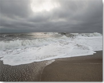 Marlana Semenza, Lustrous Beach (Strand, Sand, Wellen, Meer, Dünengras, Meeresbrise, Einsam, verlassen, Treppenhaus, Badezimmer, Fotografie, Wunschgröße, bunt)