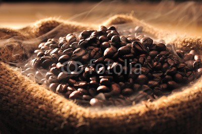 amenic181, Coffee beans with smoke in burlap sack (arabic, aroma, hintergrund, tasche, bohne, getränke, schwarz, frühstücken, braun, anbrennen, kaffee, koffein, cappuccino, close-up, kaffee, kaffeeautomat, dunkel, trinken, expressotasse, frische, samenkorn, java, latte, märkte, mocha, morgen)