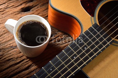 amenic181, coffee cup and guitar on wooden table (auf, tassen, alt, mug, scharf essen, kaffee, schaum, holz, essen, süss, musik, braun, aroma, trinken, klingen, pause, schwarz, geschmack, entspannen, frisch, melncholie, schnur, kaffee, gitarre, morgens, musikalisch, jahrgang, blase, getränke, musike)