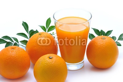 amenic181, Glass of orange juice and orange (getrÃ¤nke, frÃ¼hstÃ¼cken, zitrusgewÃ¤chs, cocktail, kalt, nachspeise, diÃ¤t, trinken, essen, frische, obst, glas, Glas, halb, gesundheit, gesund, isoliert, kanne, saft, saftbar, leaf, flÃ¼ssigkeit, morgens, orange, organisch, kanne, portion, erfrischen)