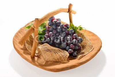 amenic181, Grapes in wooden basket isolated on white (obst, weintraube, garten-ringelblume, gemÃ¼se, fruitage, veganer, ackerbau, holz, wein, essen, grÃ¼n, weiÃŸ, gruppe, frisch, kÃ¶rbe, hÃ¶lzern, gesundheit, gesund, objekt, isoliert, clusius, hintergrund, zutate)