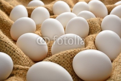 amenic181, white eggs on burlap (ei, roh, haufen, sacks, bauernhof, essen, focus, weiÃŸ, gruppe, braun, frisch, mÃ¤rkte, ostern, niemand, sackleinen, close-up, natÃ¼rlich, kÃ¼che, organisch, kÃ¼che, huhn, cooking, protein, eierschale, lebensmittelgeschÃ¤ft, frÃ¼hstÃ¼cken, ackerba)