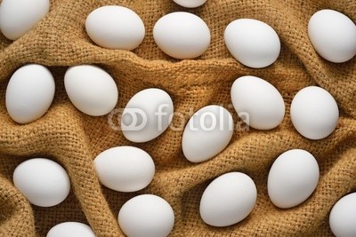 amenic181, white eggs on burlap (ei, roh, haufen, bauernhof, sacks, essen, weiÃŸ, braun, focus, gruppe, frisch, mÃ¤rkte, niemand, ostern, sackleinen, close-up, natÃ¼rlich, kÃ¼che, organisch, huhn, kÃ¼che, cooking, protein, eierschale, frÃ¼hstÃ¼cken, lebensmittelgeschÃ¤ft, ackerba)